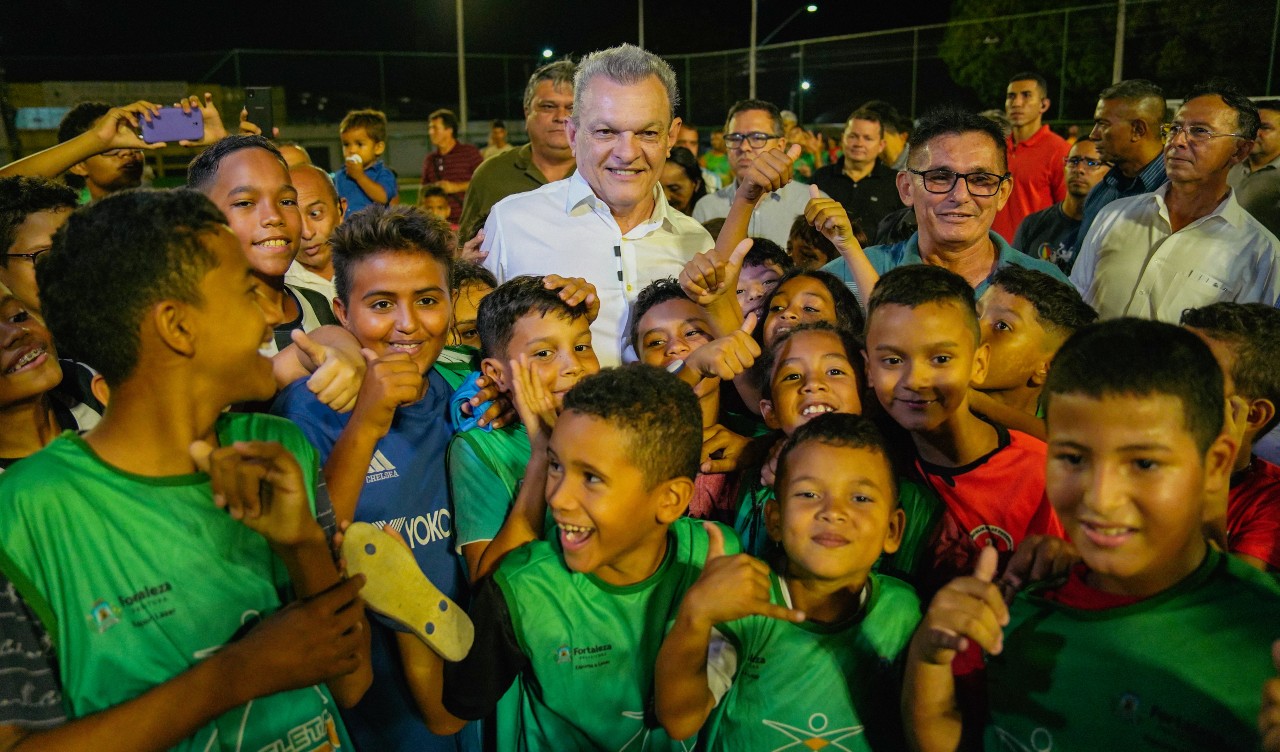 grupo de pessoas posa para a foto